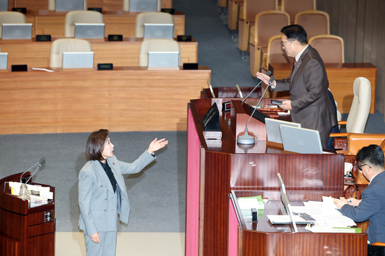 9일 서울 여의도 국회에서 열린 본회의에서 나경원 국민의힘 의원이 무제한토론(필리버스터)을 하는 가운데 우원식 국회의장에게 항의하고 있다. 뉴스1