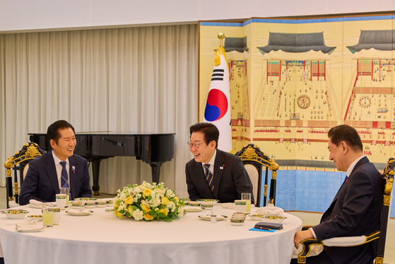 이재명 대통령이 9일 서울 한남동 관저에서 더불어민주당 정청래 대표, 김병기 원내대표와 만찬을 하고 있다. 연합뉴스 