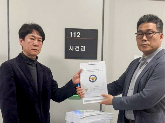 백해룡 경정(오른쪽)이 9일 서울동부지방검찰청 사건과에 검찰과 관세청 등에 대한 압수수색 영장을 신청하고 있다. 연합뉴스