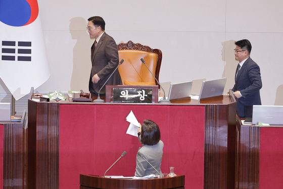 나경원 국민의힘 의원이 9일 서울 여의도 국회에서 열린 본회의에서 무제한토론(필리버스터) 중 우원식 의장이 정회를 선포하자 항의하고 있다. 뉴스1