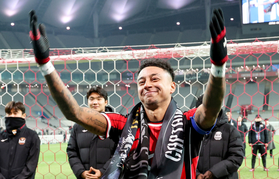 FC서울 팬들과 작별하는 린가드. 연합뉴스