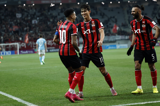 문워크 세리머니 펼치는 린가드(오른쪽). 뉴스1