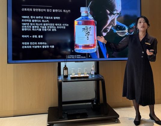 산토리 앰배서더 문선미 바텐더가 산토리 위스키에 대해 설명하고 있다. 송정 기자