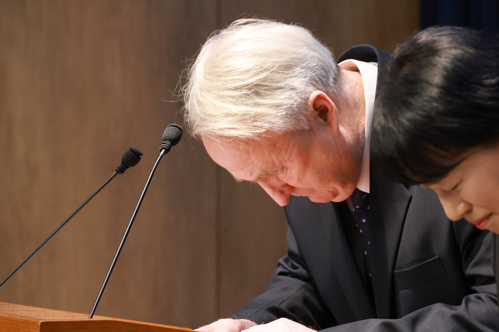 국민의힘 인요한 의원이 10일 서울 여의도 국회 소통관에서 의원직 사퇴를 표명한 뒤 인사하고 있다. 연합뉴스