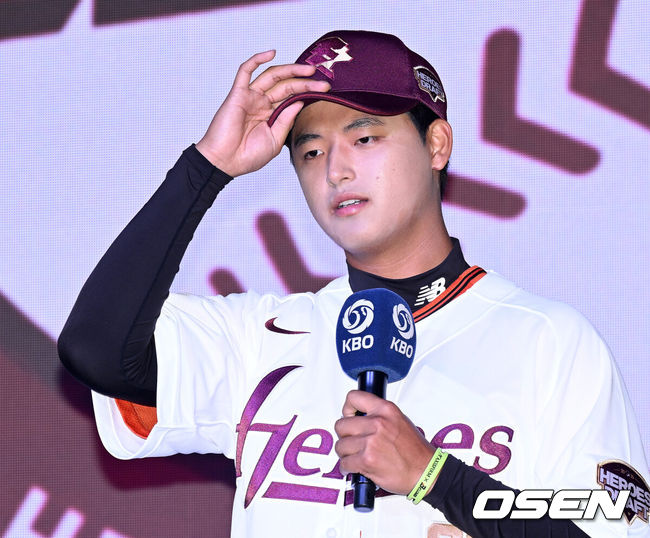[OSEN=이대선 기자] 17일 오후 7일 오후 서울 롯데호텔 월드에서 ‘2026 KBO 신인 드래프트’가 열렸다.이번 드래프트는 전면 드래프트 방식으로 총 11라운드에 걸쳐 진행된다. 대상자는 총 1천261명으로, 고등학교 졸업 예정자 930명, 대학교 졸업 예정자 216명, 얼리 드래프트 신청자 51명, 해외 아마추어·프로 출신 선수 19명이다. 이 중 최대 110명이 KBO 10개 구단의 부름을 받게 된다.키움에 지명된 북일고 박준현이 소감을 밝히고 있다. 2025.09.17 /sunday@osen.co.kr