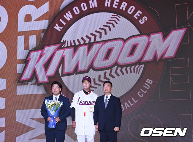 [OSEN=이대선 기자] 17일 오후 7일 오후 서울 롯데호텔 월드에서 ‘2026 KBO 신인 드래프트’가 열렸다.이번 드래프트는 전면 드래프트 방식으로 총 11라운드에 걸쳐 진행된다. 대상자는 총 1천261명으로, 고등학교 졸업 예정자 930명, 대학교 졸업 예정자 216명, 얼리 드래프트 신청자 51명, 해외 아마추어·프로 출신 선수 19명이다. 이 중 최대 110명이 KBO 10개 구단의 부름을 받게 된다.키움에 지명된 천안북일고 박준현이 기념촬영을 하고 있다. 2025.09.17 /sunday@osen.co.kr