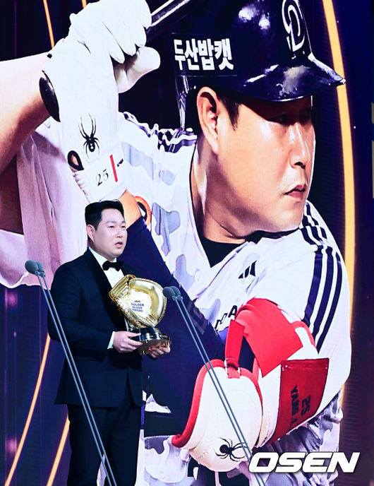 [OSEN=지형준 기자] 9일 오후 서울 송파구 잠실동 롯데호텔 월드에서 2025 신한은행 SOL 뱅크 KBO 골든글러브 시상식이 열렸다.KBO 골든글러브 시상식은 포지션별 최고의 선수를 가리는 자리로 올 시즌의 대미를 장식하는 자리다.두산 양의지가 포수 부문 골든글러브를 수상하며 소감을 말하고 있다. 2025.12.09 /jpnews@osen.co.kr