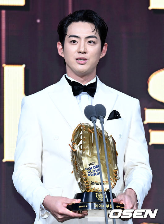 [OSEN=조은정 기자] 9일 오후 서울 송파구 잠실동 롯데호텔 월드에서 2025 신한은행 SOL 뱅크 KBO 골든글러브 시상식이 열렸다.KBO 골든글러브 시상식은 포지션별 최고의 선수를 가리는 자리로 올 시즌의 대미를 장식하는 자리다.외야수 부문 수상한 삼성 구자욱이 소감을 전하고 있다. 2025.12.09 /cej@osen.co.kr