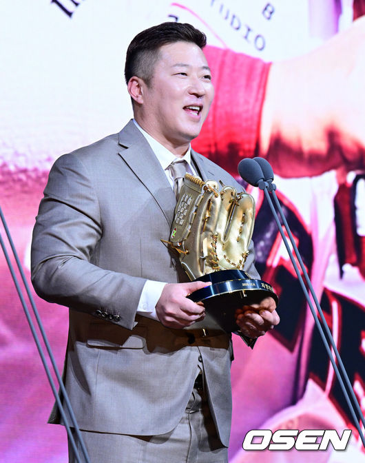 [OSEN=지형준 기자] 9일 오후 서울 송파구 잠실동 롯데호텔 월드에서 2025 신한은행 SOL 뱅크 KBO 골든글러브 시상식이 열렸다. 한화 이글스폰세(투수), 두산 베어스양의지(포수), 삼성 라이온즈 디아즈(1루수), LG 트윈스 신민재(2루수), 키움 히어로즈 송성문(3루수), NC 다이노스 김주원(유격수), 삼성 라이온즈최형우(지명타자) 삼성 라이온즈 구자욱, KT 위즈 안현민(이상 외야수)가 황금장갑의 주인공이 됐다.올해 신설된 KBO 감독상은 통합 우승을 이끈 염경엽 LG 감독이 수상했다.삼성 최형우가 지명타자 부문 골든글러브를 수상하며 소감을 말하고 있다. 2025.12.09 /jpnews@osen.co.kr