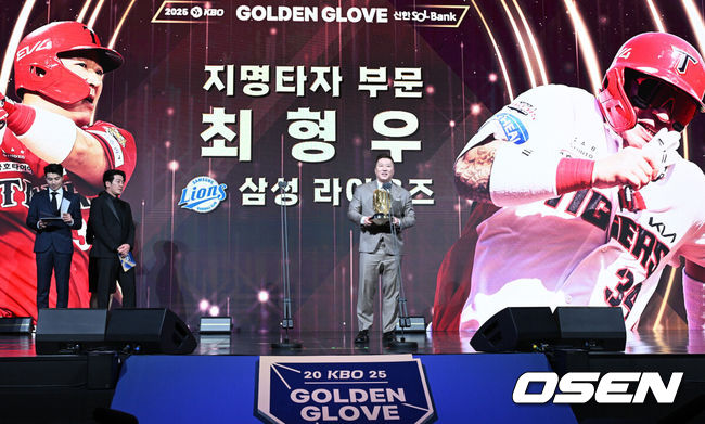 [OSEN=조은정 기자] 9일 오후 서울 송파구 잠실동 롯데호텔 월드에서 2025 신한은행 SOL 뱅크 KBO 골든글러브 시상식이 열렸다.KBO 골든글러브 시상식은 포지션별 최고의 선수를 가리는 자리로 올 시즌의 대미를 장식하는 자리다.지명타자 부문 수상한 삼성 최형우가 소감을 전하고 있다. 2025.12.09 /cej@osen.co.kr