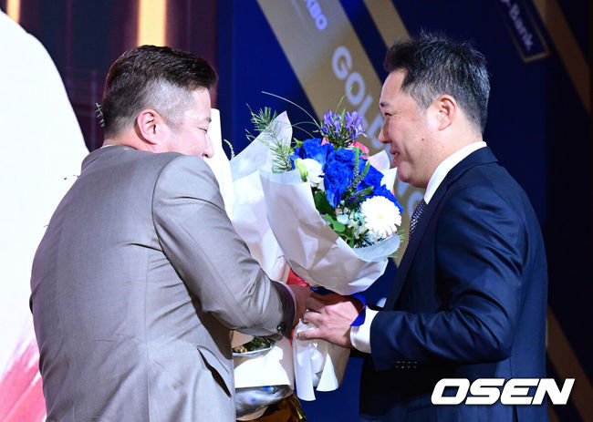 [OSEN=지형준 기자] 9일 오후 서울 송파구 잠실동 롯데호텔 월드에서 2025 신한은행 SOL 뱅크 KBO 골든글러브 시상식이 열렸다.KBO 골든글러브 시상식은 포지션별 최고의 선수를 가리는 자리로 올 시즌의 대미를 장식하는 자리다.삼성 최형우가 지명타자 부문 골든글러브를 수상하며 박진만 감독의 축하를 받고 있다. 2025.12.09 /jpnews@osen.co.kr