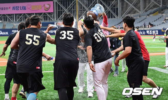 [OSEN=고척, 최규한 기자] 프로야구 KIA 타이거즈는 5일 서울 고척스카이돔에서 열린 ‘2025 신한은행 SOL Bank KBO리그’ 키움 히어로즈와의 어린이날 경기에서 13-1 대승을 거두며 3연패에서 탈출했다.최형우는 4타수 4안타 1홈런 3타점 3득점 1볼넷으로 활약하며 팀 승리를 견인, KBO리그 역대 4번째로 400홈런 고지를 밟으면서 역대 최고령 400홈런 타자가 됐다. 경기를 마치고 통산 400홈런 기록을 달성한 KIA 최형우가 동료들의 축하를 받고 있다. 2025.05.05 / dreamer@osen.co.kr