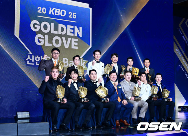 [OSEN=지형준 기자] 9일 오후 서울 송파구 잠실동 롯데호텔 월드에서 2025 신한은행 SOL 뱅크 KBO 골든글러브 시상식이 열렸다. KBO 골든글러브 시상식은 포지션별 최고의 선수를 가리는 자리로 올 시즌의 대미를 장식하는 자리다.(사진 위 왼쪽부터 시계방향으로)한화 손혁 단장, 롯데 박준혁 단장, 삼성 구자욱, SSG 노경은, LG 박해민, 염경엽 감독, 신민재, NC 김주원, 삼성 최형우, KBO 허구연 총재, 두산 양의지, 키움 송성문, KT 안현민이 기념 촬영을 하고 있다. 2025.12.09 /jpnews@osen.co.kr