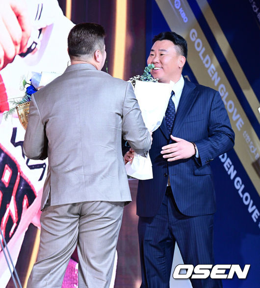 [OSEN=지형준 기자] 9일 오후 서울 송파구 잠실동 롯데호텔 월드에서 2025 신한은행 SOL 뱅크 KBO 골든글러브 시상식이 열렸다.KBO 골든글러브 시상식은 포지션별 최고의 선수를 가리는 자리로 올 시즌의 대미를 장식하는 자리다.삼성 최형우가 지명타자 부문 골든글러브를 수상하며 KIA 이범호 감독의 축하를 받고 있다. 2025.12.09 /jpnews@osen.co.kr