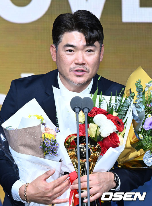 [OSEN=조은정 기자] 9일 오후 서울 송파구 잠실동 롯데호텔 월드에서 2025 신한은행 SOL 뱅크 KBO 골든글러브 시상식이 열렸다.KBO 골든글러브 시상식은 포지션별 최고의 선수를 가리는 자리로 올 시즌의 대미를 장식하는 자리다.페어플레이상을 수상한 SSG 노경은이 소감을 전하고 있다. 2025.12.09 /cej@osen.co.kr