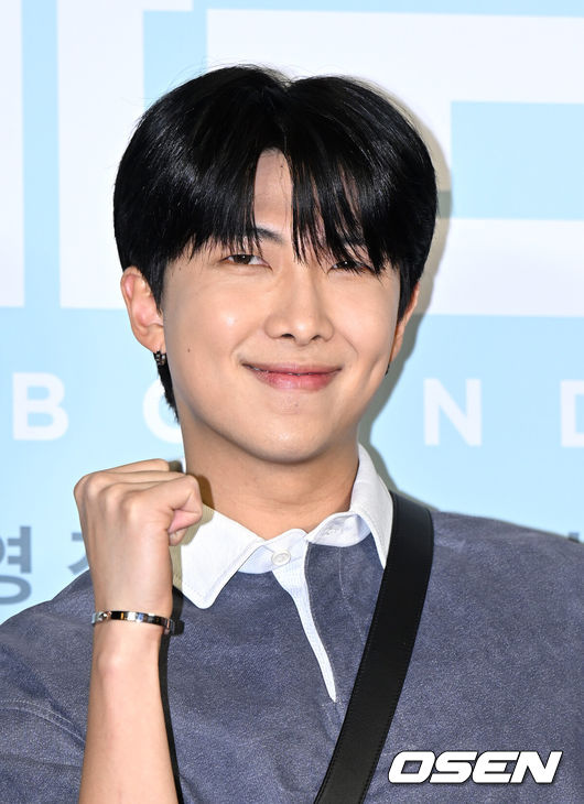 [OSEN=이대선 기자] 28일 오후 서울 용산구 CGV용산아이파크몰에서 영화 '리바운드(감독 장항준)’  VIP시사회가 열렸다.그룹 방탄소년단 RM이 포토타임을 가지고 있다. 2023.04.03 /sunday@osen.co.kr