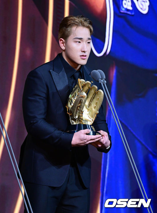 [OSEN=지형준 기자] 9일 오후 서울 송파구 잠실동 롯데호텔 월드에서 2025 신한은행 SOL 뱅크 KBO 골든글러브 시상식이 열렸다.KBO 골든글러브 시상식은 포지션별 최고의 선수를 가리는 자리로 올 시즌의 대미를 장식하는 자리다.KT 안현민이 외야수 부문 골든글러브를 수상하며 소감을 말하고 있다. 2025.12.09 /jpnews@osen.co.kr