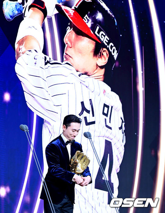[OSEN=지형준 기자] 9일 오후 서울 송파구 잠실동 롯데호텔 월드에서 2025 신한은행 SOL 뱅크 KBO 골든글러브 시상식이 열렸다.KBO 골든글러브 시상식은 포지션별 최고의 선수를 가리는 자리로 올 시즌의 대미를 장식하는 자리다.한화 이글스폰세(투수), 두산 베어스양의지(포수), 삼성 라이온즈 디아즈(1루수), LG 트윈스 신민재(2루수), 키움 히어로즈 송성문(3루수), NC 다이노스 김주원(유격수), 삼성 라이온즈최형우(지명타자) 삼성 라이온즈 구자욱, KT 위즈 안현민(이상 외야수)가 황금장갑의 주인공이 됐다.올해 신설된 KBO 감독상은 통합 우승을 이끈 염경엽 LG 감독이 수상했다.LG 신민재가 2루수 부문 골든글러브를 수상하며 소감을 말하고 있다. 2025.12.09 /jpnews@osen.co.kr