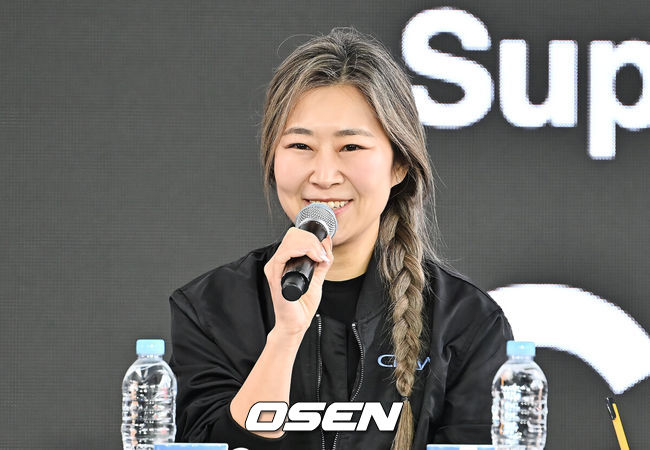 [OSEN=부산, 이석우 기자] 21일 부산 해운대구 영화의전당 BIFF 야외무대에서 제30회 부산국제영화제(BIFF) 넷플릭스 영화 ‘케이팝 데몬 헌터스’ 오픈 토크가 열렸다.이번 부산국제영화제에서는 개막작 ‘어쩔수가 없다’를 시작으로 공식 초청작 64개국 241편과 커뮤니티비프 상영작까지 합쳐 총 328편이 상영된다. 올해는 신설된 경쟁 부문 14편을 초청해 다섯 개의 ‘부산 어워드’ 상을 시상한다. 아시아 영화를 대상으로 대상, 감독상, 심사위원 특별상, 배우상(2명), 예술공헌상 등 5개 부문에 걸쳐 시상한다.메기 강 감독이 오픈 토크를 하고 있다. 2025.09.21 / foto0307@osen.co.kr