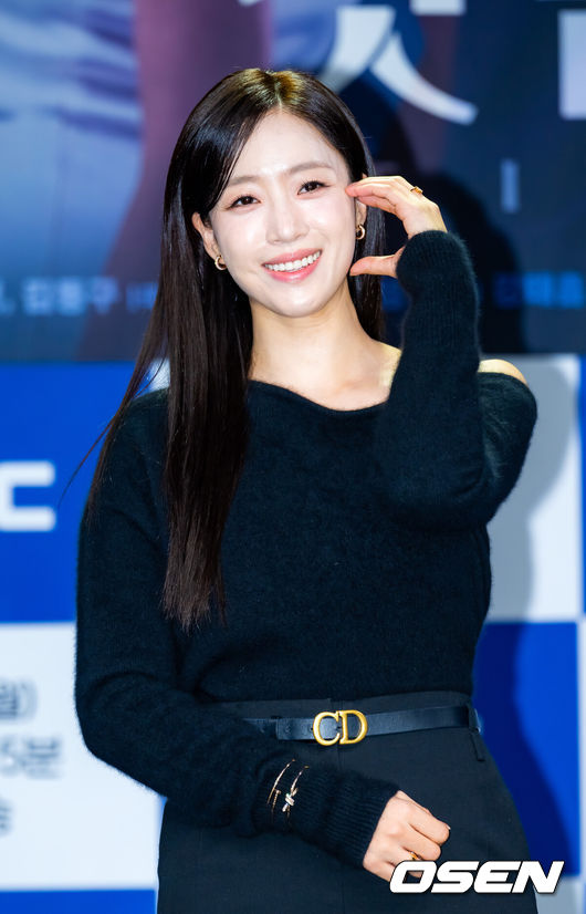 [OSEN=민경훈 기자] 10일 오전 서울 마포구 상암동 MBC 골든마우스홀에서 MBC 새 일일드라마 ‘첫번째 남자’(극본 서현주안진영, 연출 강태흠) 제작발표회가 열렸다.복수를 위해 다른 사람의 삶을 살게 된 여자와 욕망을 위해 다른 사람의 삶을 빼앗은 여자의 치명적 대결을 그린 드라마.무대 위에서 배우 함은정의 포토타임이 진행되고 있다. 2025.12.10 / rumi@osen.co.kr