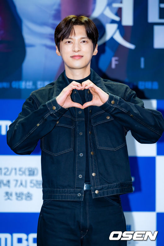 [OSEN=민경훈 기자] 10일 오전 서울 마포구 상암동 MBC 골든마우스홀에서 MBC 새 일일드라마 ‘첫번째 남자’(극본 서현주안진영, 연출 강태흠) 제작발표회가 열렸다.복수를 위해 다른 사람의 삶을 살게 된 여자와 욕망을 위해 다른 사람의 삶을 빼앗은 여자의 치명적 대결을 그린 드라마.무대 위에서 배우 윤선우가 포토타임을 갖고 있다. 2025.12.10 / rumi@osen.co.kr