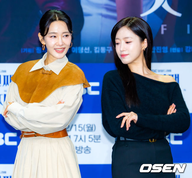 [OSEN=민경훈 기자] 10일 오전 서울 마포구 상암동 MBC 골든마우스홀에서 MBC 새 일일드라마 ‘첫번째 남자’(극본 서현주안진영, 연출 강태흠) 제작발표회가 열렸다.복수를 위해 다른 사람의 삶을 살게 된 여자와 욕망을 위해 다른 사람의 삶을 빼앗은 여자의 치명적 대결을 그린 드라마.무대 위에서 배우 오현경과 함은정이 포토타임을 갖고 있다. 2025.12.10 / rumi@osen.co.kr