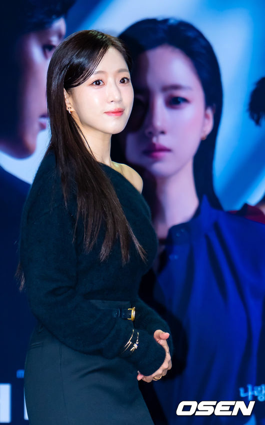 [OSEN=민경훈 기자] 10일 오전 서울 마포구 상암동 MBC 골든마우스홀에서 MBC 새 일일드라마 ‘첫번째 남자’(극본 서현주안진영, 연출 강태흠) 제작발표회가 열렸다.복수를 위해 다른 사람의 삶을 살게 된 여자와 욕망을 위해 다른 사람의 삶을 빼앗은 여자의 치명적 대결을 그린 드라마.무대 위에서 배우 함은정이 포토타임을 위해 입장하고 있다. 2025.12.10 / rumi@osen.co.kr