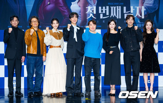 [OSEN=민경훈 기자] 10일 오전 서울 마포구 상암동 MBC 골든마우스홀에서 MBC 새 일일드라마 ‘첫번째 남자’(극본 서현주안진영, 연출 강태흠) 제작발표회가 열렸다.복수를 위해 다른 사람의 삶을 살게 된 여자와 욕망을 위해 다른 사람의 삶을 빼앗은 여자의 치명적 대결을 그린 드라마.무대 위에서 단체 포토타임이 진행되고 있다. 2025.12.10 / rumi@osen.co.kr