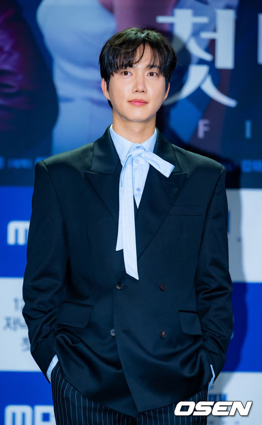 [OSEN=민경훈 기자] 10일 오전 서울 마포구 상암동 MBC 골든마우스홀에서 MBC 새 일일드라마 ‘첫번째 남자’(극본 서현주안진영, 연출 강태흠) 제작발표회가 열렸다.복수를 위해 다른 사람의 삶을 살게 된 여자와 욕망을 위해 다른 사람의 삶을 빼앗은 여자의 치명적 대결을 그린 드라마.무대 위에서 배우 박건일이 포토타임을 갖고 있다. 2025.12.10 / rumi@osen.co.kr