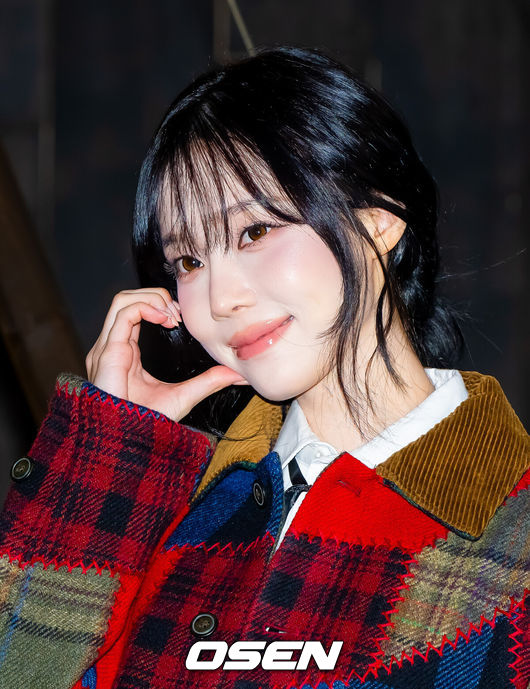 [OSEN=민경훈 기자] 31일 오후 서울 성동구 성수동에서 진행된 한 패션브랜드 포토콜에 참석했다.이날 행사에는 배우 겸 가수 정수정(크리스탈), NCT 마크, 에스파 윈터, 엔하이픈 제이가 참석했다.에스파 윈터가 포즈를 취하고 있다. 2025.10.31 /rumi@osen.co.kr