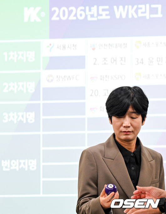 [OSEN=조은정 기자]2026년도 WK리그 신인선수 선발 드래프트가 서울 송파구 올림픽파크텔에서 열렸다.드래프트 지명은 매 라운드 당해 연도 리그 구단 성적순으로 추첨해 순서를 선정한다. 서울시청 유영실 감독이 3차 지명 순서를 추첨 중인 가운데 서울시청 1차 지명란이 비어 있다. 2025.12.10 /cej@osen.co.kr