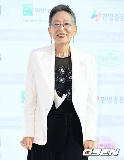 [OSEN=조은정 기자] 25일 오후 서울 마포구 문화비축기지에서 24회 서울국제여성영화제 퍼플카펫 및 포토월 행사가 열렸다.배우 김지미가 퍼플카펫을 밟으며 포즈를 취하고 있다. 2022.08.25 /cej@osen.co.kr