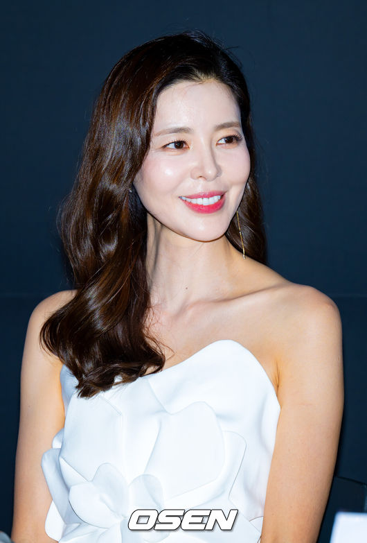 [OSEN=민경훈 기자] 영화 '신명' 제작 보고회가 29일 서울 용산구 CGV용산아이파크몰에서 열렸다.영화 ‘신명’은 주술의 세계에 빠진 윤지희(김규리)가 성형과 신분 세탁을 거쳐 대한민국의 최고 권력에 접근하는 과정을 담은 오컬트 스릴러 장르다.배우 김규리가 기자간담회에서 미소짓고 있다. 2025.05.29 /rumi@osen.co.kr