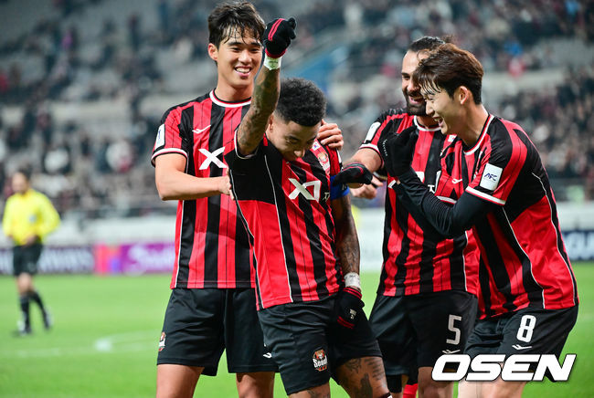 [OSEN=서월월드컵경기장, 박준형 기자] 10일 오후 서울월드컵경기장에서 2025~2026시즌 아시아축구연맹(AFC) 챔피언스리그 엘리트(ACLE) 리그 스테이지 FC서울과 멜버른 시티의 경기가 진행됐다.FC서울은 (2승 2무 1패 승점 8)로 4위이며, 승점 1점 차로 2위에 있는 멜버른 시티(3승 2패 승점 9점)를 상대로 승리할 경우 2위로 올라설 수 있다.전반 FC서울 린가드가 선제골을 세리머니를 하고 있다. 2025.12.10 / soul1014@osen.co.kr