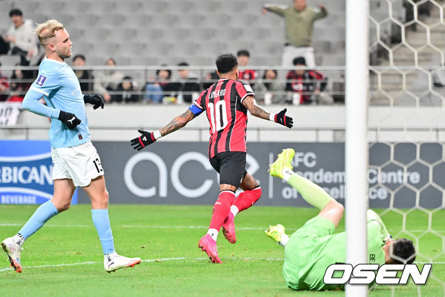 [OSEN=서월월드컵경기장, 박준형 기자] 10일 오후 서울월드컵경기장에서 2025~2026시즌 아시아축구연맹(AFC) 챔피언스리그 엘리트(ACLE) 리그 스테이지 FC서울과 멜버른 시티의 경기가 진행됐다.FC서울은 (2승 2무 1패 승점 8)로 4위이며, 승점 1점 차로 2위에 있는 멜버른 시티(3승 2패 승점 9점)를 상대로 승리할 경우 2위로 올라설 수 있다.전반 FC서울 린가드가 선제골을 넣고 기뻐하고 있다. . 2025.12.10 / soul1014@osen.co.kr