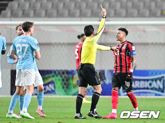 [OSEN=서월월드컵경기장, 박준형 기자] 10일 오후 서울월드컵경기장에서 2025~2026시즌 아시아축구연맹(AFC) 챔피언스리그 엘리트(ACLE) 리그 스테이지 FC서울과 멜버른 시티의 경기가 진행됐다.FC서울은 (2승 2무 1패 승점 8)로 4위이며, 승점 1점 차로 2위에 있는 멜버른 시티(3승 2패 승점 9점)를 상대로 승리할 경우 2위로 올라설 수 있다.후반 FC서울 린가드가 옐로우 카드를 받고 있다.  2025.12.10 / soul1014@osen.co.kr