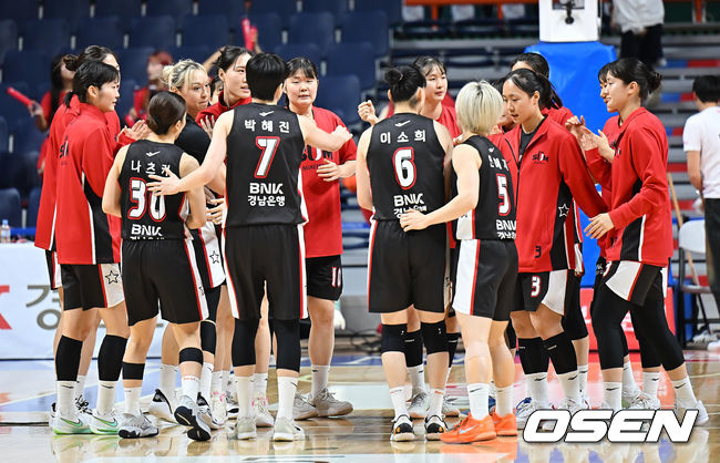 [OSEN=부산, 이석우 기자] 10일 부산 사직실내체육관에서 BNK금융 2025~2026 여자프로농구 부산 BNK와 청주 KB스타즈의 경기가 열렸다. 공동 2위를 노리는 BNK와 단독 2위로 격차를 벌리려는 KB스타즈가 맞대결을 펼쳤다.부산 BNK 선수들이 청주 KB스타즈에 80-78로 승리한 후 기쁨을 나누고 있다. 2025.12.10 / foto0307@osen.co.kr