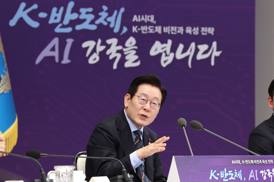 이재명 대통령이 10일 서울 용산 대통령실에서 열린 'AI 시대의 K-반도체 비전과 육성전략 보고회'에서 발언을 하고 있다. [대통령실사진기자단]