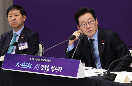 이재명 대통령이 10일 용산 대통령실에서 열린 K-반도체 육성전략 보고회에서 참석자의 발언을 청취하고 있다. 대통령실사진기자단