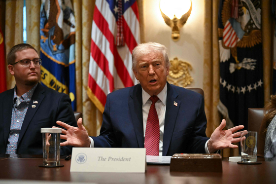 트럼프 대통령은 관세 수입으로 저소득·중산층에 2000달러(300만원)씩 지급하겠다고 밝혔다. AFP=연합뉴스