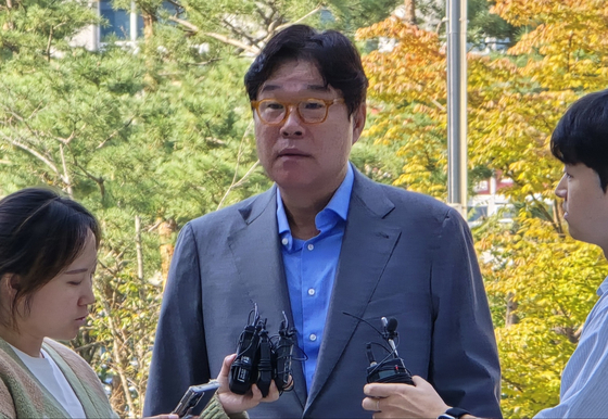 김성태 전 쌍방울그룹 회장이 2024년 10월 17일 수원고법 형사1부 심리로 열리는 이화영 전 경기도 평화부지사의 특가법상 뇌물, 정치자금법 위반 등 혐의 항소심 공판에 증인으로 출석하고 있다. 손성배 기자