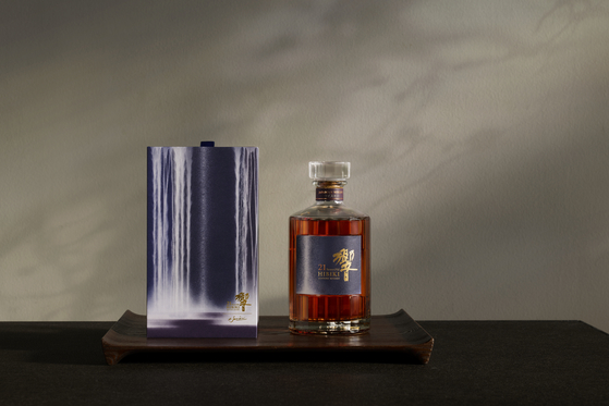 위스키는 바로 삼키기보다는 입안에 머금고 있다가 넘기는 것을 추천한다. 사진은 히비키 21년. 사진 산토리 글로벌 스피리츠