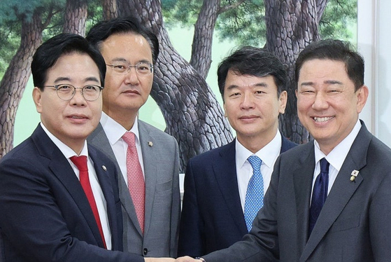 김병기 더불어민주당 원내대표와 송언석 국민의힘 원내대표가 지난달 10일 오후 서울 여의도 국회에서 원내대표 회동을 하고 있다. 왼쪽부터 송 원내대표, 유상범 원내수석, 문진석 원내수석, 김 원내대표. 뉴스1