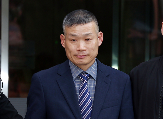 채상병 순직 및 수사 외압·은폐 의혹의 핵심 피의자인 김동혁 전 국방부 검찰단장이 지난 10월 23일 오후 서초구 서울중앙지방법원에서 열린 구속 전 피의자 심문(영장실질심사)을 마친 뒤 법원을 나서고 있다. 뉴스1