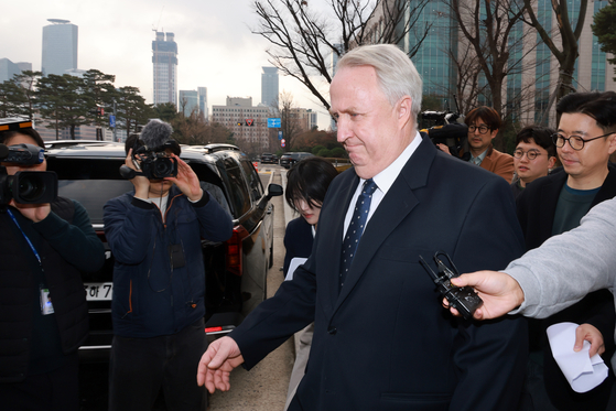 국민의힘 인요한 의원이 10일 서울 여의도 국회 소통관에서 의원직 사퇴를 표명한 뒤 차량에 탑승하고 있다. 연합뉴스