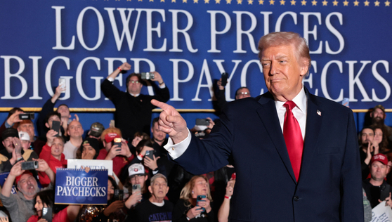 도널드 트럼프 미국 대통령이 9일(현지시간) 미 펜실베이니아주 마운트 포코노에 있는 한 리조트에서 경제 관련 연설을 하기 위해 연단에 오르며 지지자들을 손가락으로 가리키고 있다. 로이터=연합뉴스