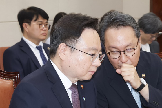 의료 농단이 한창이던 지난해 6월 조규홍 당시 보건복지부 장관(앞줄 왼쪽)이 국회 보건복지위 청문회에서 박민수 2차관과 대화하고 있다. 뒷줄 왼쪽은 임현택 당시 의협 회장. 전민규 기자