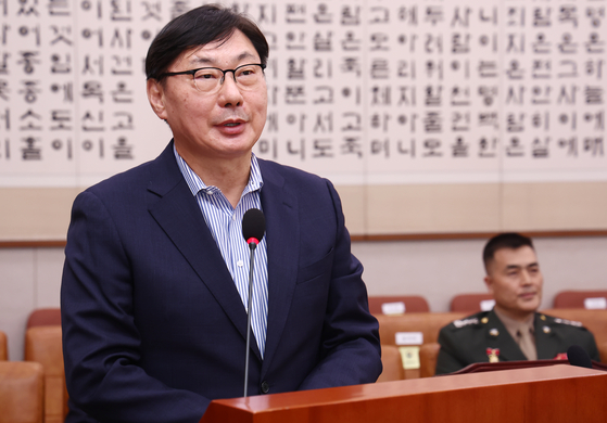 이화영 전 경기도평화부지사가 2024년 10월 25일 법제사법위원회 국정감사에 출석해 김성태 전 쌍방울 회장 관련 질의에 답변하고 있다. 뉴스1