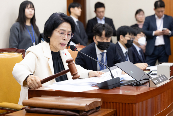 10일 서울 여의도 국회에서 열린 과학기술정보방송통신위원회 전체회의에서 더불어민주당 소속 최민희 위원장이 의사봉을 두드리고 있다. 뉴스1