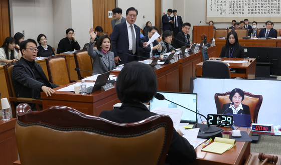 국민의힘 법제사법위원회 의원들이 지난 3일 국회에서 열린 전체회의에서 내란전담재판부 설치 특별법 강행을 규탄하고 있다. 뉴시스